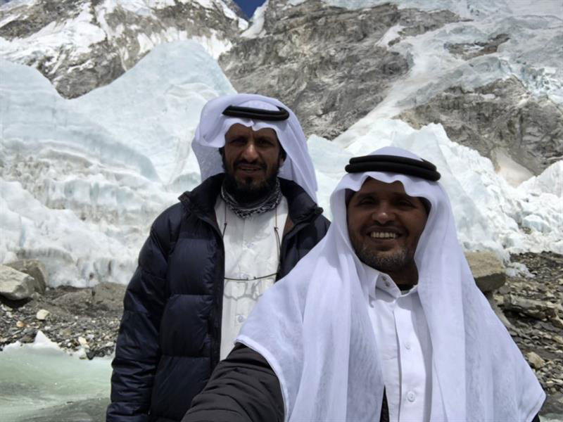 شاهد... شقيقان يتسلقان قمة إيفرست بالزي السعودي